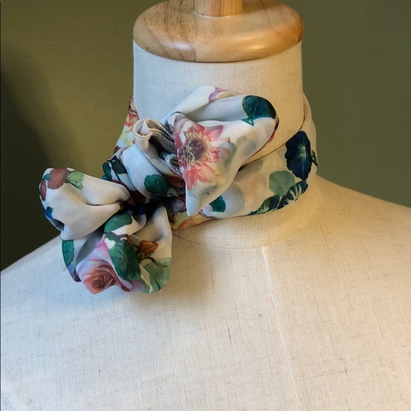 36โ X 22โ Rectangular Floral Print Scarf - Picture 2 of 6